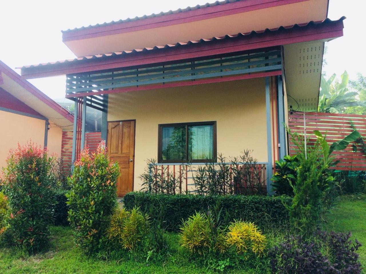 Phu Chaem House Hotel Mae Chaem Bagian luar foto