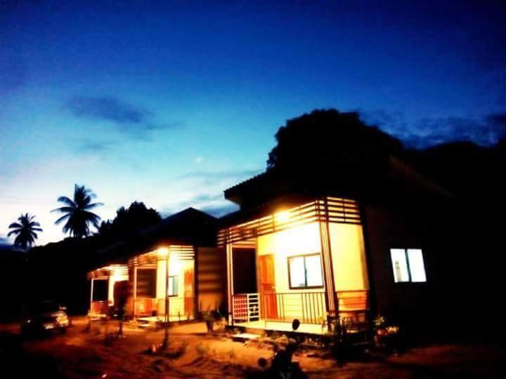 Phu Chaem House Hotel Mae Chaem Bagian luar foto